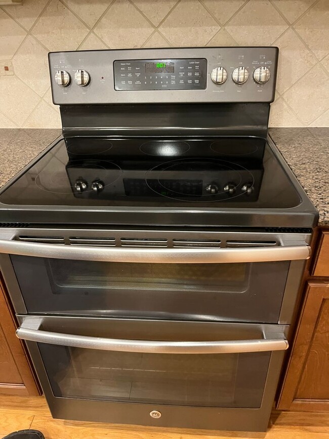 Building Photo - Wonderful 4/3.5 Townhome