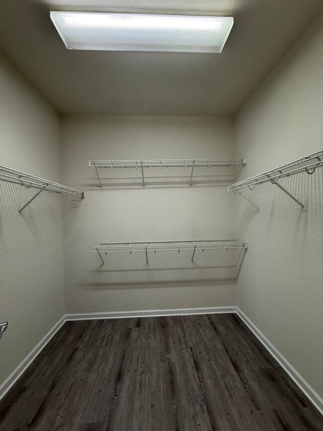 Building Photo - Come View This Amazing 3 Bed 2 Bath Single...