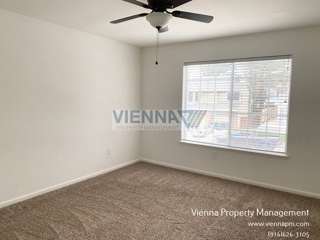 Building Photo - 5608 Glen Oaks Dr