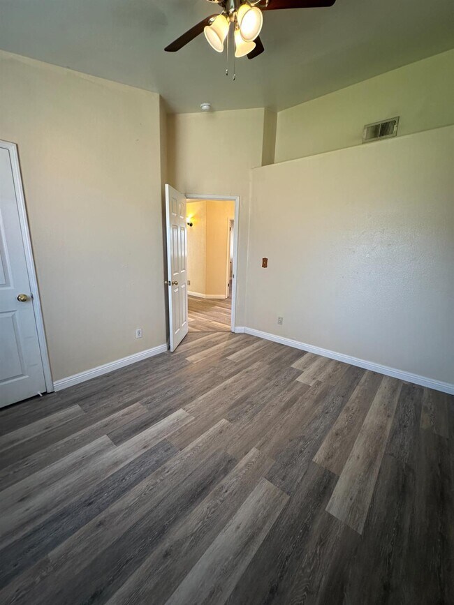 Building Photo - 5560 N Ellendale Ave