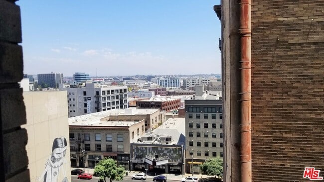 Building Photo - 460 S Spring St