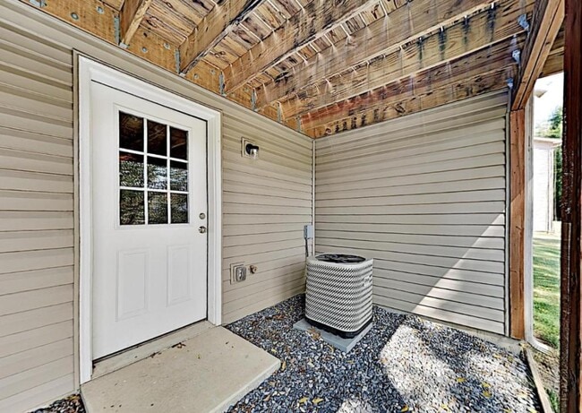 Building Photo - 125 Surrey Ct