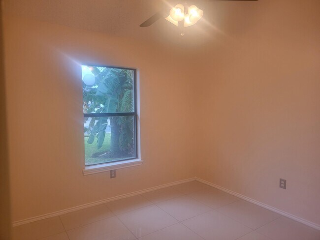 Building Photo - 702 Zebra Dr