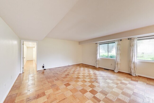Building Photo - Spacious 2 + 2 Parkside Condo with All Uti...