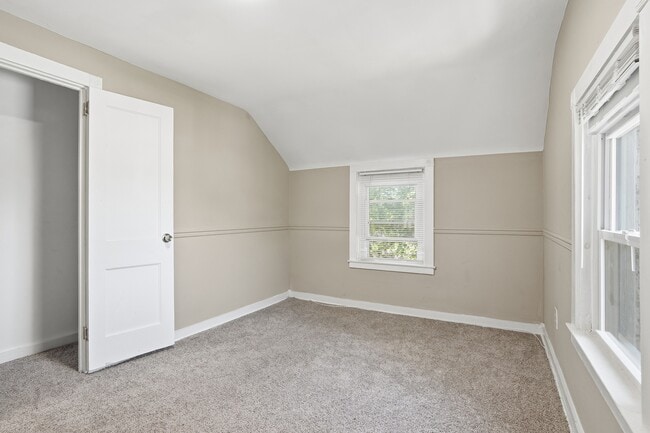 Building Photo - 624 Elm Dr