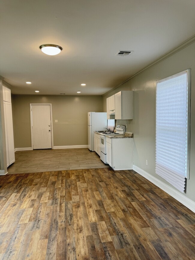 Building Photo - 1002 E Simcoe St