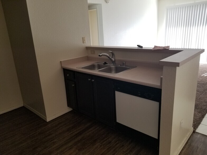 Building Photo - 8070 W Russell Rd