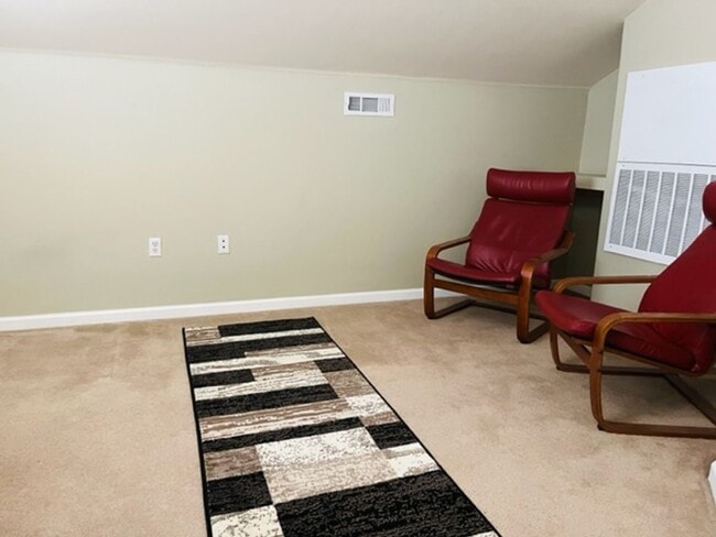 Building Photo - Beautiful Tri-Level Condominium in Gated Elk Grove Community!