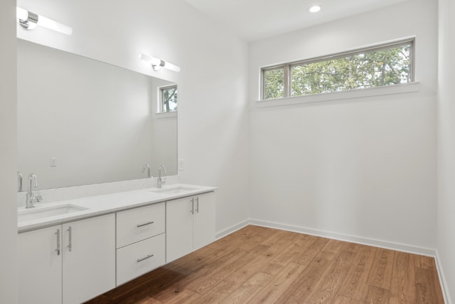 Building Photo - 3060 Edwin Cir