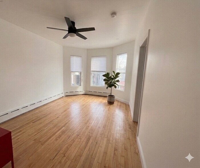 Building Photo - 3610 W Diversey Ave