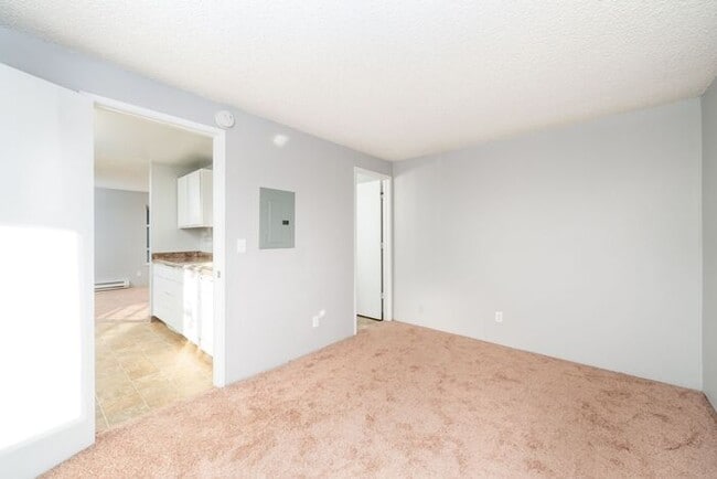 Building Photo - 1st Month FREE!!! 1 Bedroom minutes away from Downtown! Pets OK!
