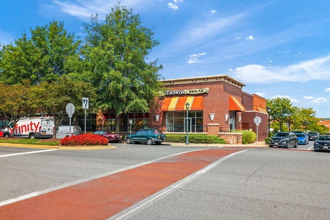 Building Photo - Spacious, Private AND Convenient 2-Level C...