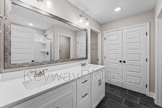 Building Photo - 3070 Venetian Dr