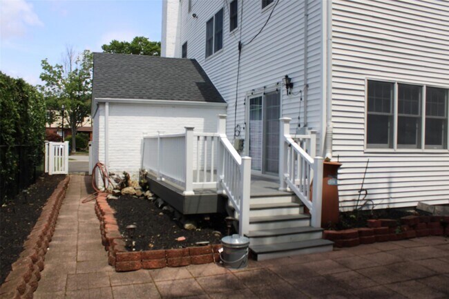 Building Photo - 118 Pine St
