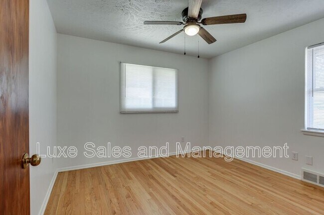 Building Photo - 3516 Mt Pleasant Dr