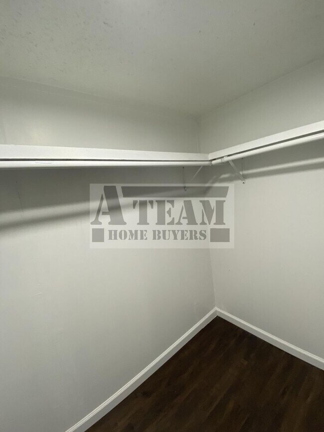 Building Photo - Fully Remodeled 3 Bed 2 Bath on Large lot.