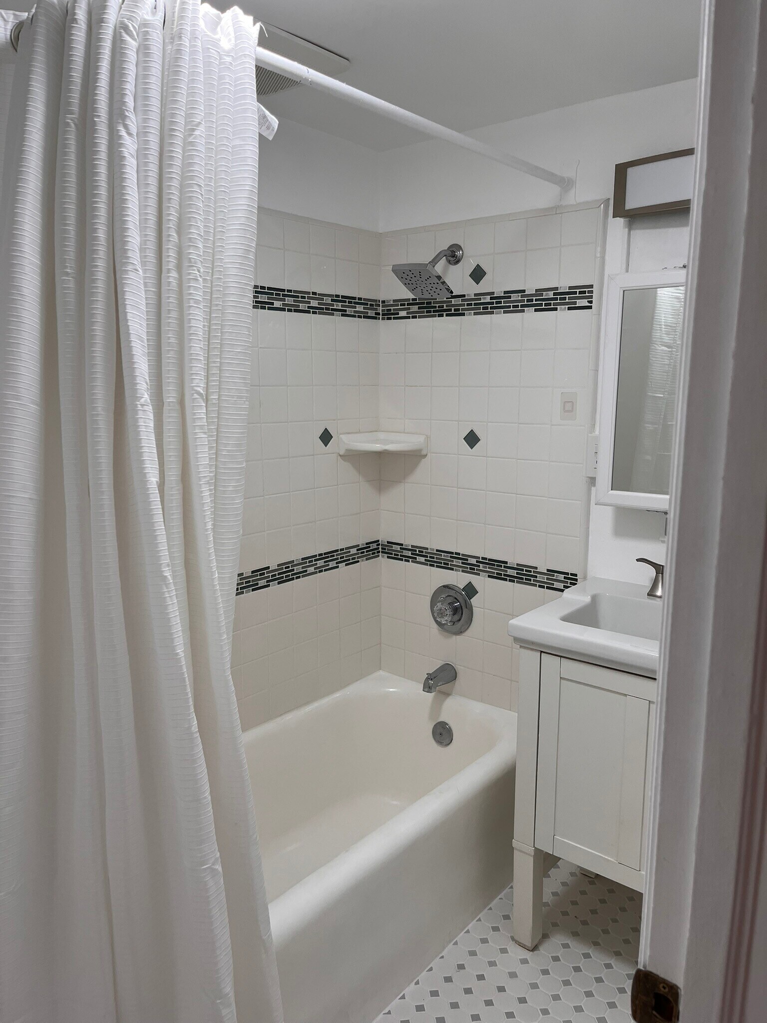 Building Photo - 3005 Main St