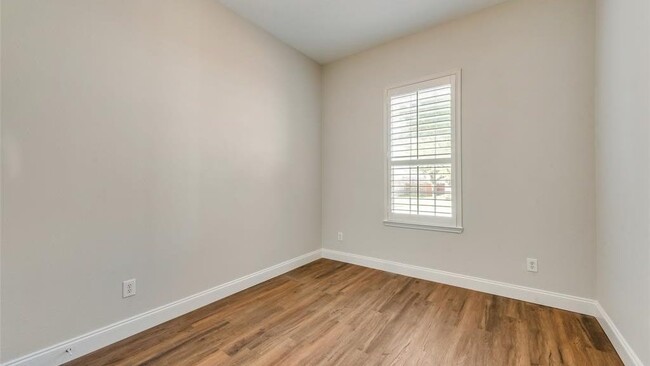 Building Photo - 10733 Vista Heights Blvd