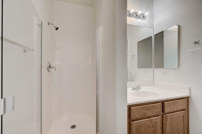 Building Photo - BEAUTIFUL 4 BEDROOM HOME IN GUARD GATED COMMUNITY!