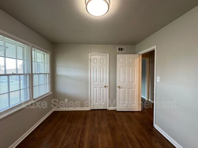 Building Photo - 133 W. Jarman Drive