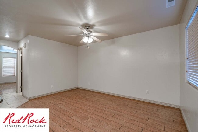 Building Photo - Beautiful 3 bedroom, 2.5 bathroom Townhome...