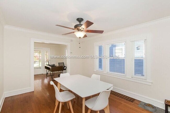 Building Photo - Charming, impeccably clean and maintained ...