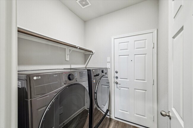 Building Photo - 935 Golden Willow Ln