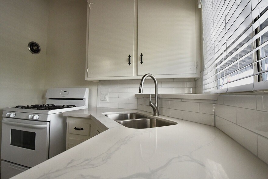 Building Photo - 6300 Coldwater Canyon Ave