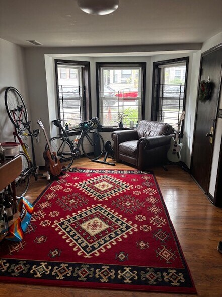 Building Photo - 3351 N Kenmore Ave