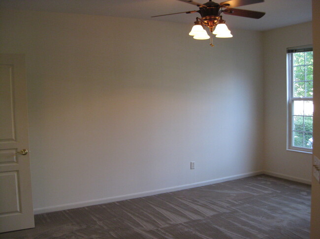 Master bedroom - 295 Skyview Ct