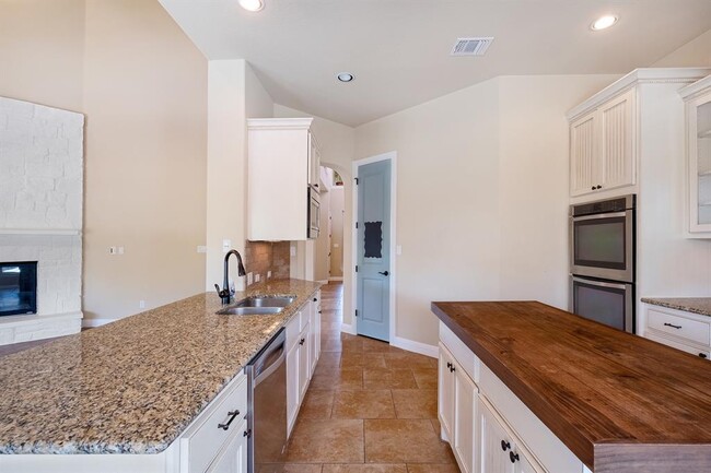 Building Photo - 2921 Desert Candle Dr