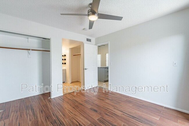 Building Photo - 3316 E Crescent Ave