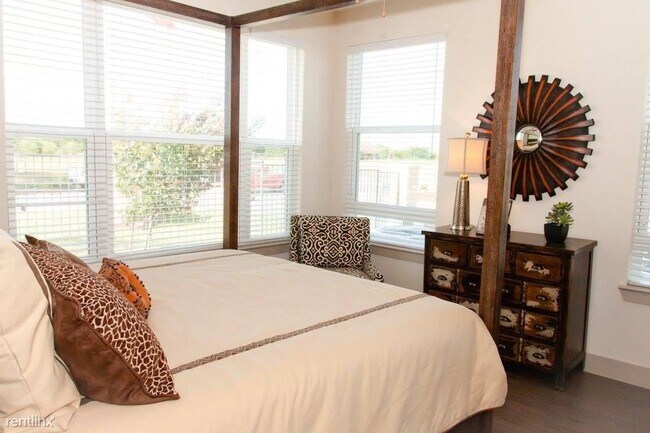 Building Photo - 1 br, 1 bath Condo - 500 East Highmeadow D...