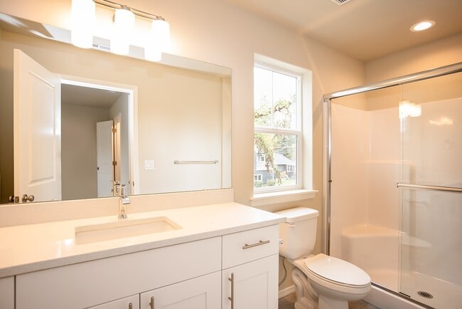 Building Photo - Midtown 3 Bedroom Rental