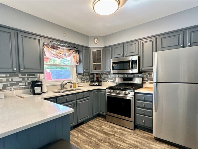 Building Photo - 406 Sharr Ave