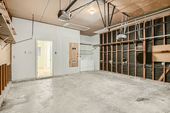 Building Photo - Beautiful 3/2 on Greenbelt (Inquire for Av...