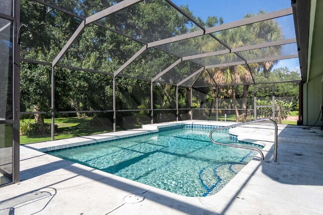 Building Photo - Enjoy Florida living in this spacious 3BR/...