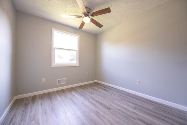 Building Photo - 202 Spring Tree Ln