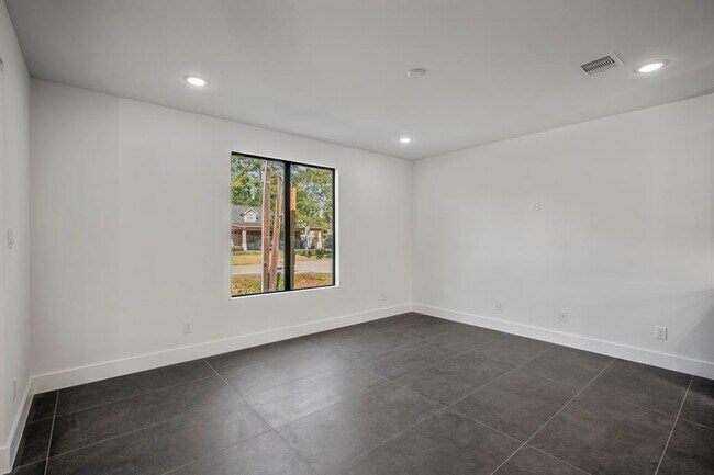 Building Photo - 10728 Twin Oak Dr