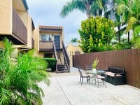 Building Photo - SPACIOUS 2BD/1.5BA APARTMENT IN THE HEART OF PACIFIC BEACH WITH PARKING! BLOCKS TO THE BEACH! ONL...
