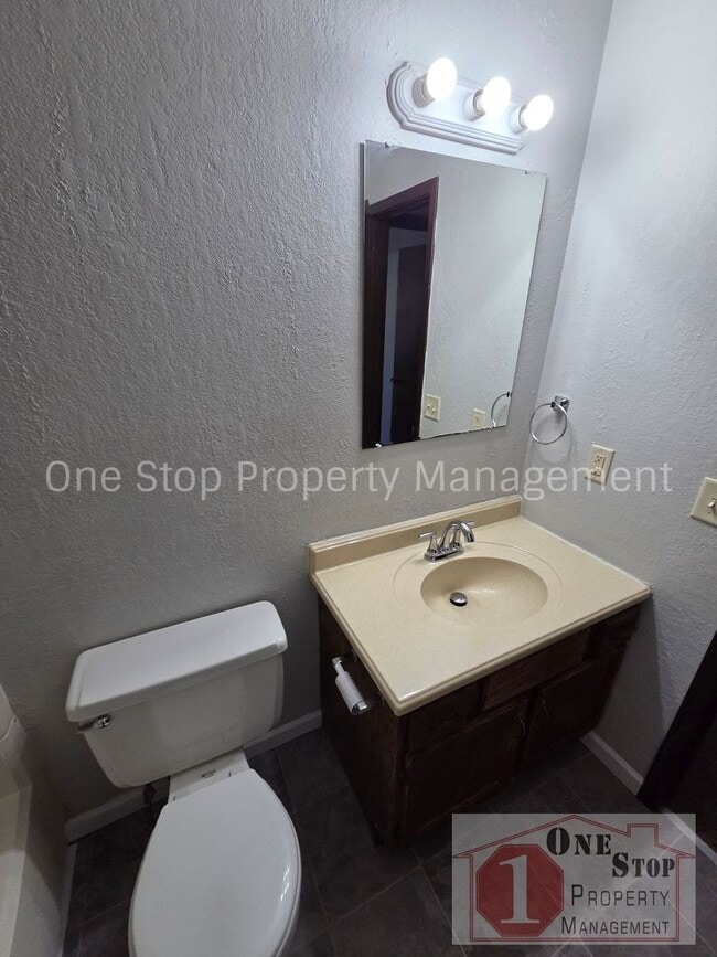 Building Photo - Welcome Home to this Adorable 2 Bed 1.5 Bath Duplex in Independence!!