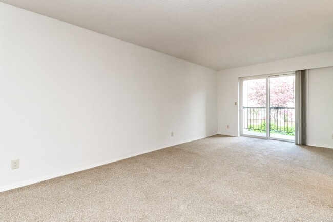 Building Photo - Bellevue Manor Condo, Great Location acros...