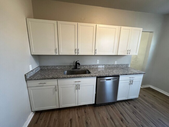 Building Photo - Updated 3bed 2bath