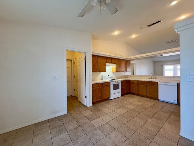 Building Photo - Nice Family Home
