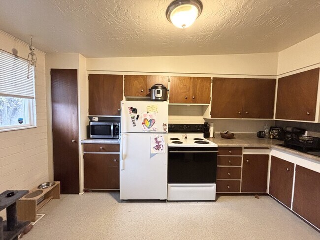 Building Photo - 472 E Granite Ave