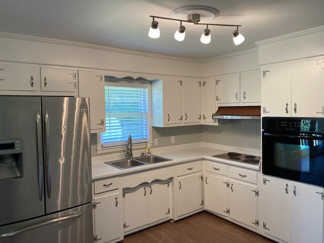 Kitchen main - 504 Luther Rd