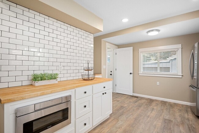 Building Photo - 3233 SE 51st Ave