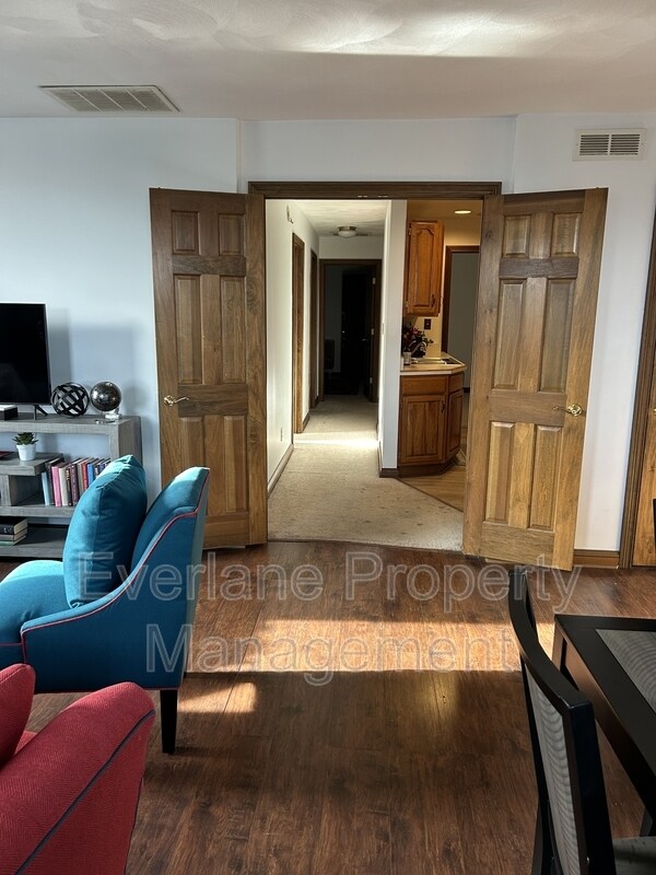 Building Photo - 65 E Cedar St