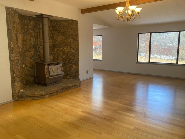 Building Photo - 405 Fir Dr