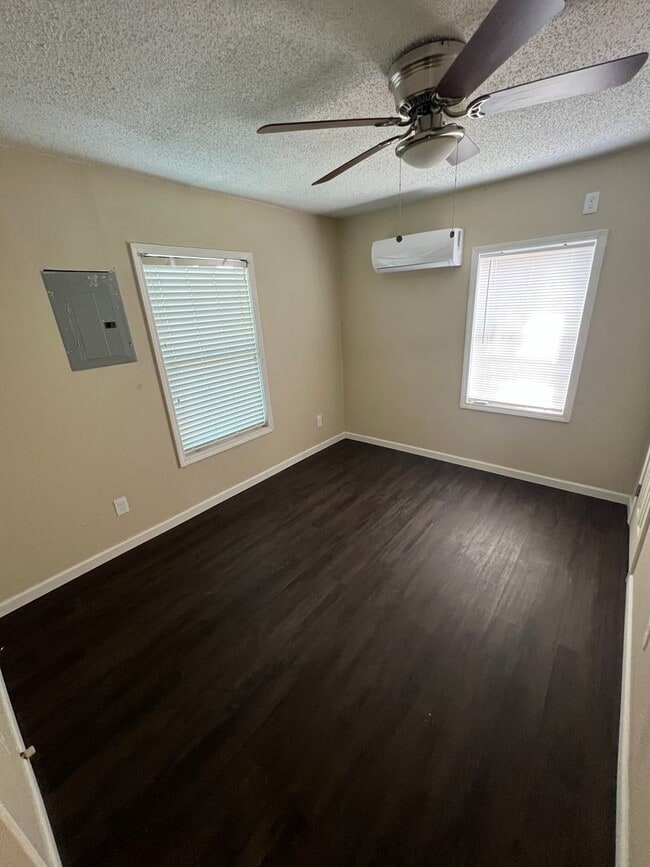 Building Photo - 2 Bedroom 1 bathroom with a bonus/flex room!
